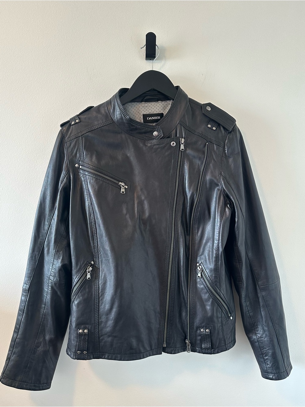 Danier Women’s Black Soft Leather Fitted Asymmetrical Zip  Motorcycle Jacket SzL